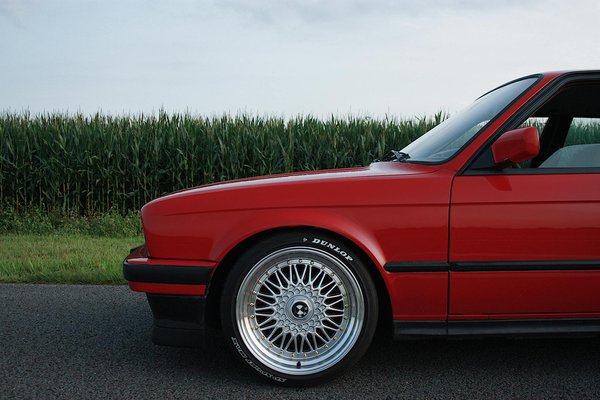 Conduire une voiture électrique en ville: avantages et inconvénients